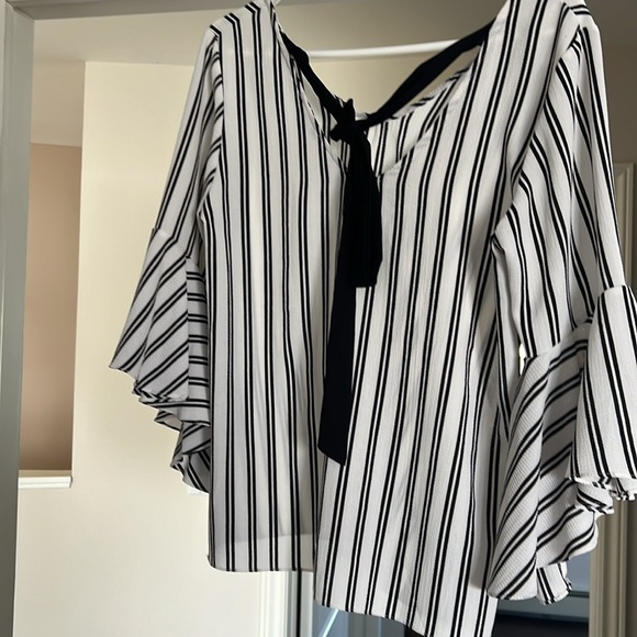 Straight cut, flared sleeve blouse with black tie up in back. Green Envelope. - Picture 2 of 10